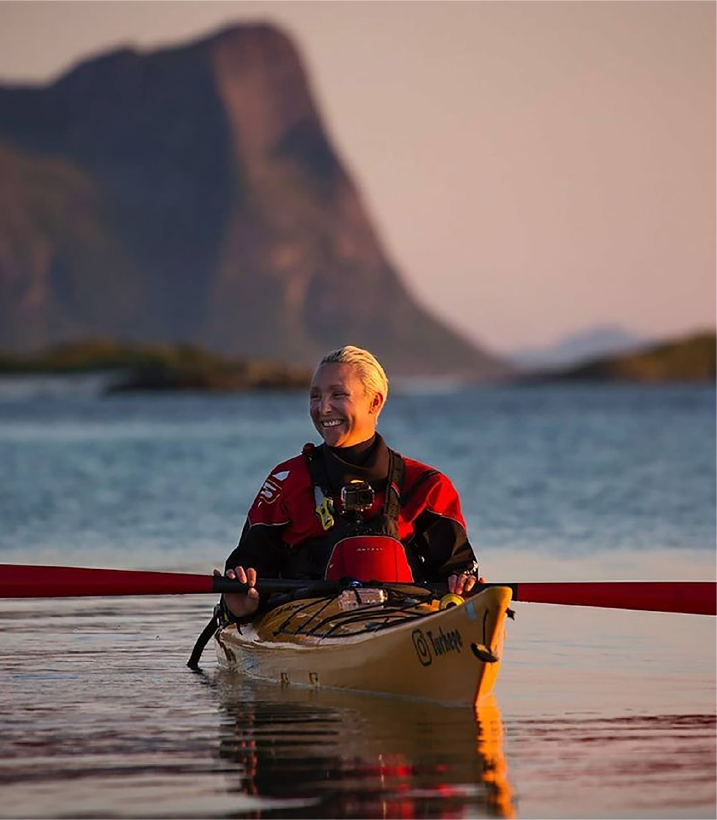 The Akiak is the world’s most popular Greenland style carbon fiber paddle, providing kayakers with efficiency. Akiak tributes to the meaning of bravery in Inuit.